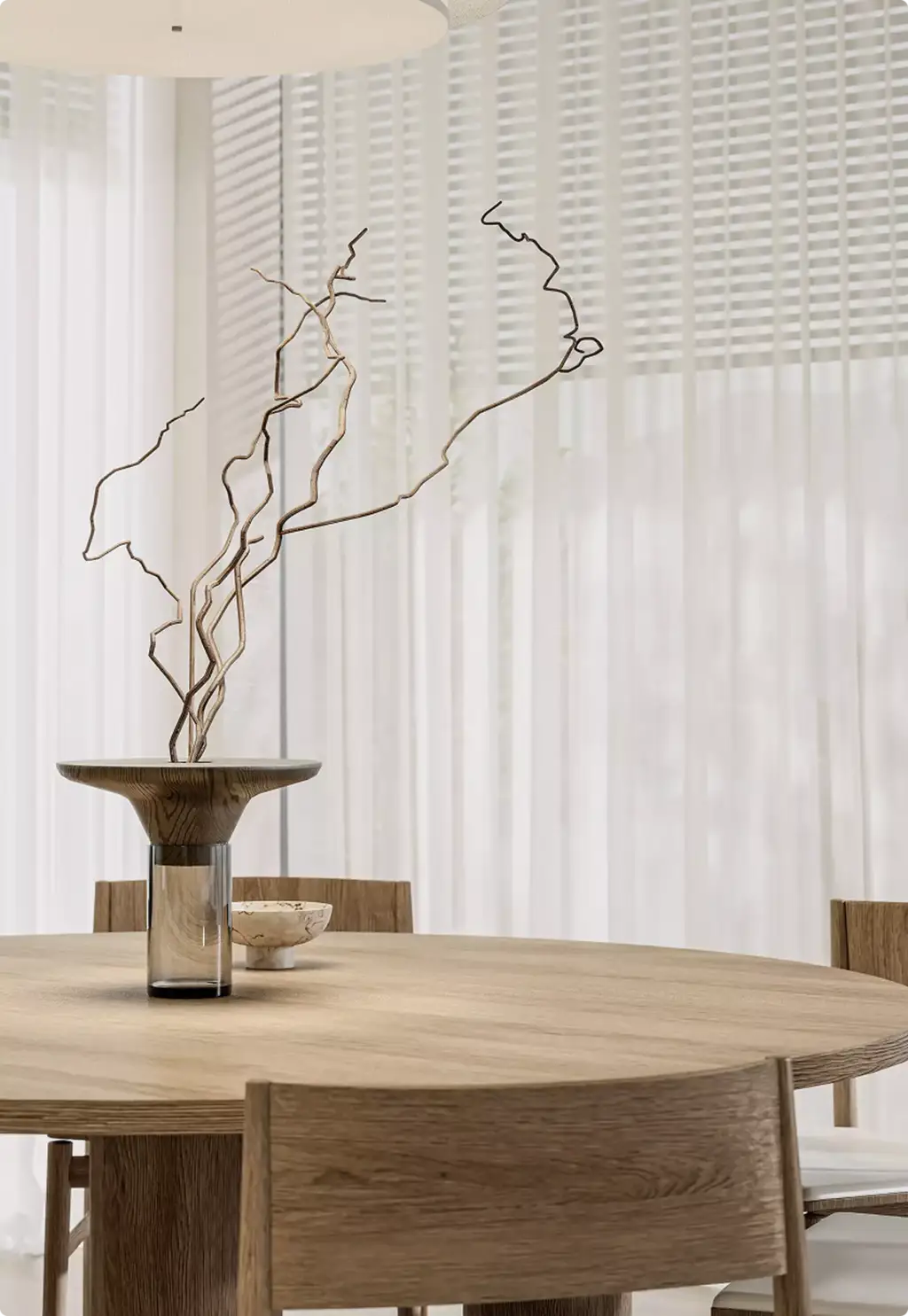 Houten eettafel met sculpturale vaas in 3D-interieurvisualisatie naast vitrages