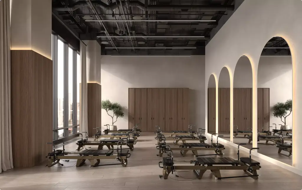 Pilatesstudio met reformerapparaten in 3D-interieurvisualisatie en verlichte boogspiegels