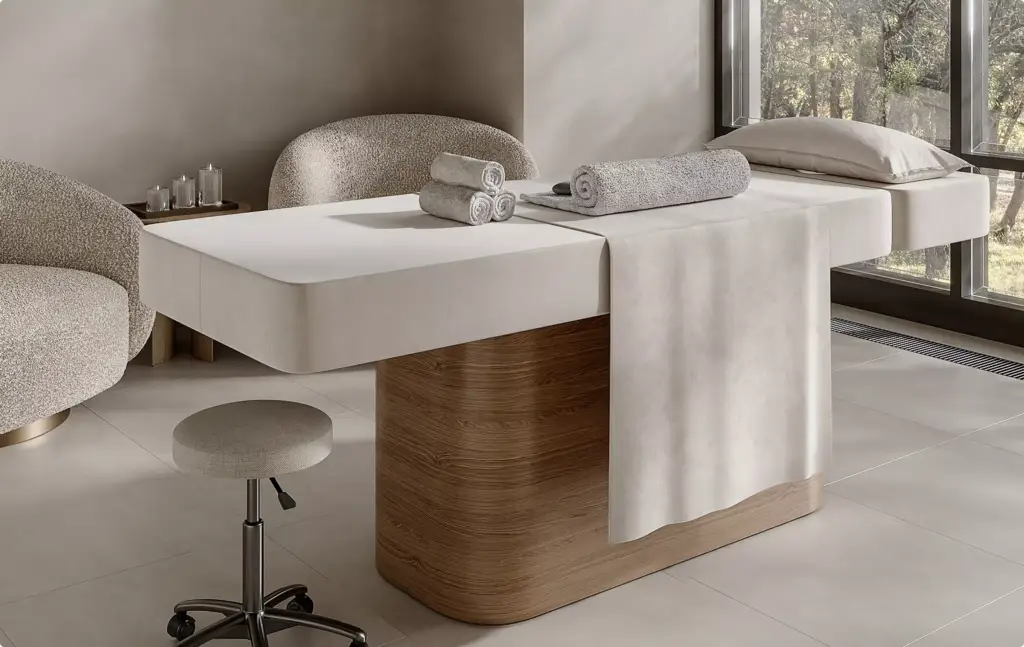 Massagetafel in een spa in 3D-interieurvisualisatie met opgevouwen handdoeken en zacht daglicht