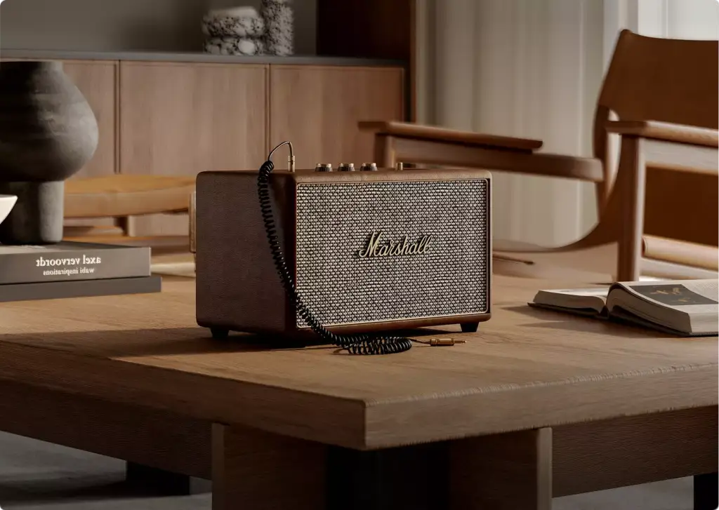 3D-interieurvisualisatie van een houten tafel met vintage speaker, boeken, stoel en warm natuurlijk licht