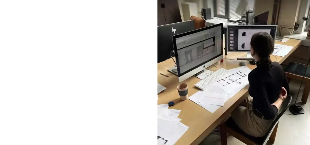 Arquitecto trabajando con Twinmotion en dos monitores, con planos y vistas del modelo 3D