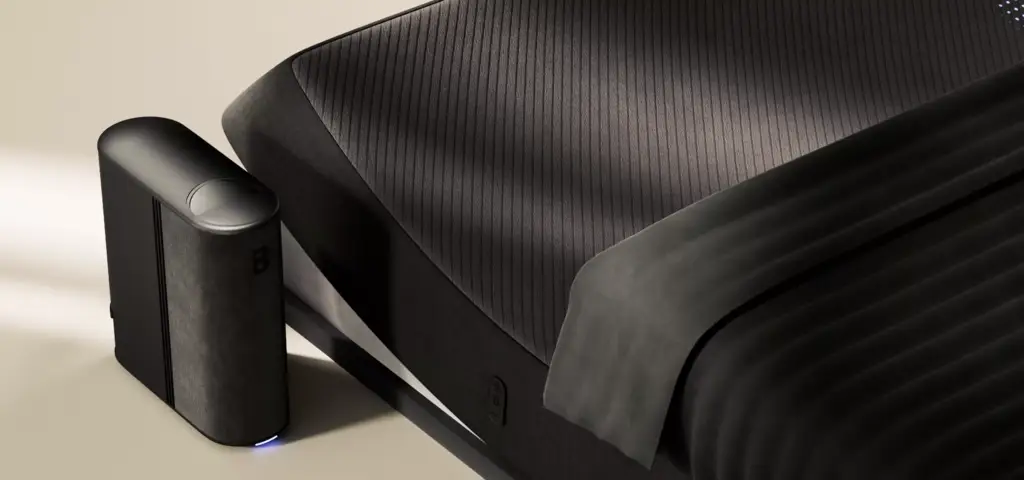 Animazione per accessori del sonno: letto smart regolabile con dispositivo integrato sul comodino
