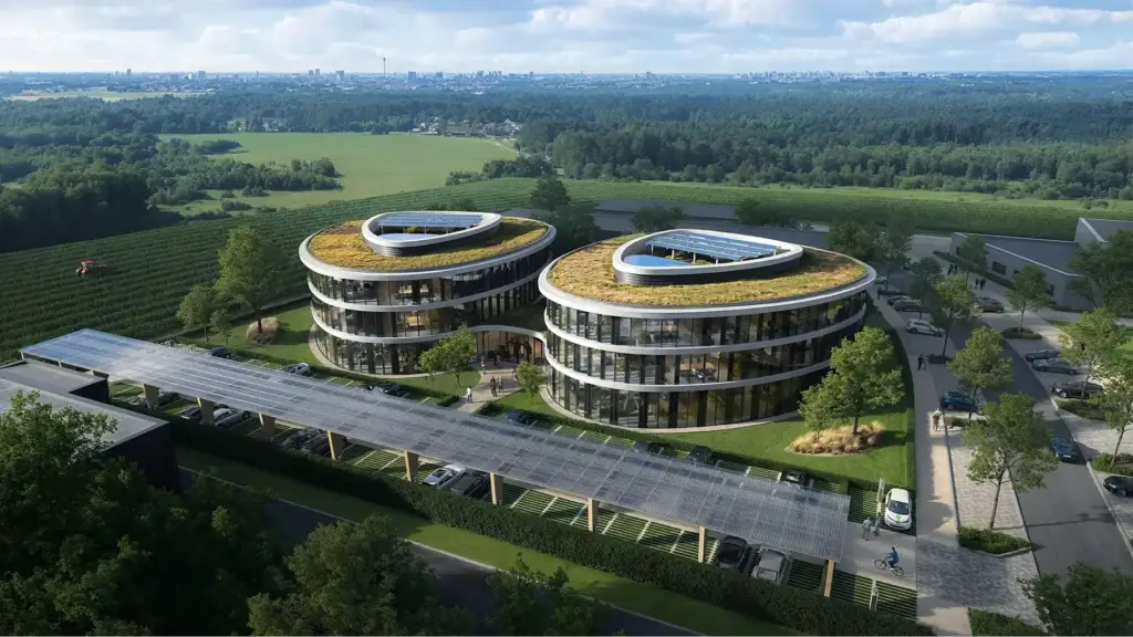 Luchtperspectief-render van twee ronde kantoorgebouwen van drie lagen met glazen gevels en begroeide daken met een veld zonnepanelen in het midden, een lange carport met zonnepanelen boven een parkeerterrein, bomen en gazon rondom en akkers en bos, met een stad aan de horizon