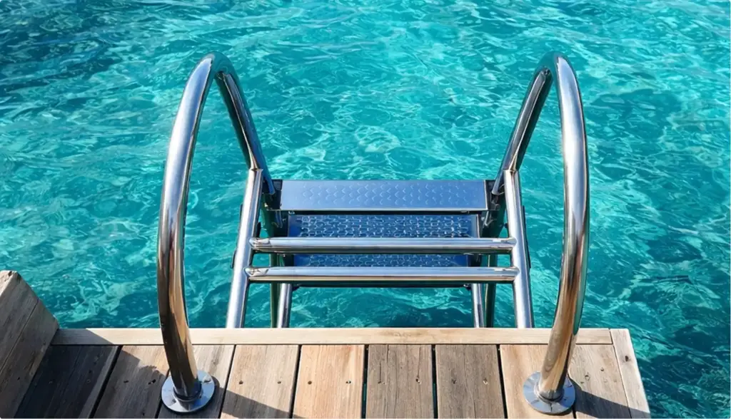 Visualización arquitectónica de una escalera de acero inoxidable que baja desde una terraza de madera al agua turquesa de la laguna