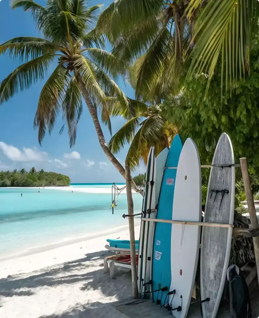 Tablas de surf en una playa tropical dentro de una visualización arquitectónica, con palmeras y laguna turquesa