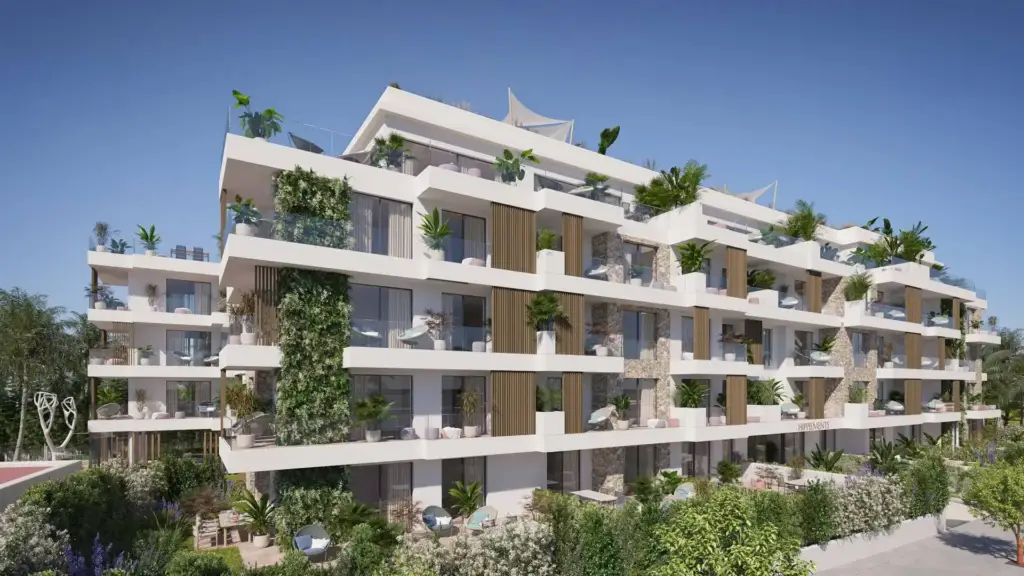 Render di un complesso residenziale bianco a quattro piani con balconi continui e terrazze piene di piante, pannelli in pietra e schermi a listelli di legno fra le vetrate, tende da sole sul tetto, giardino con divani e cielo azzurro
