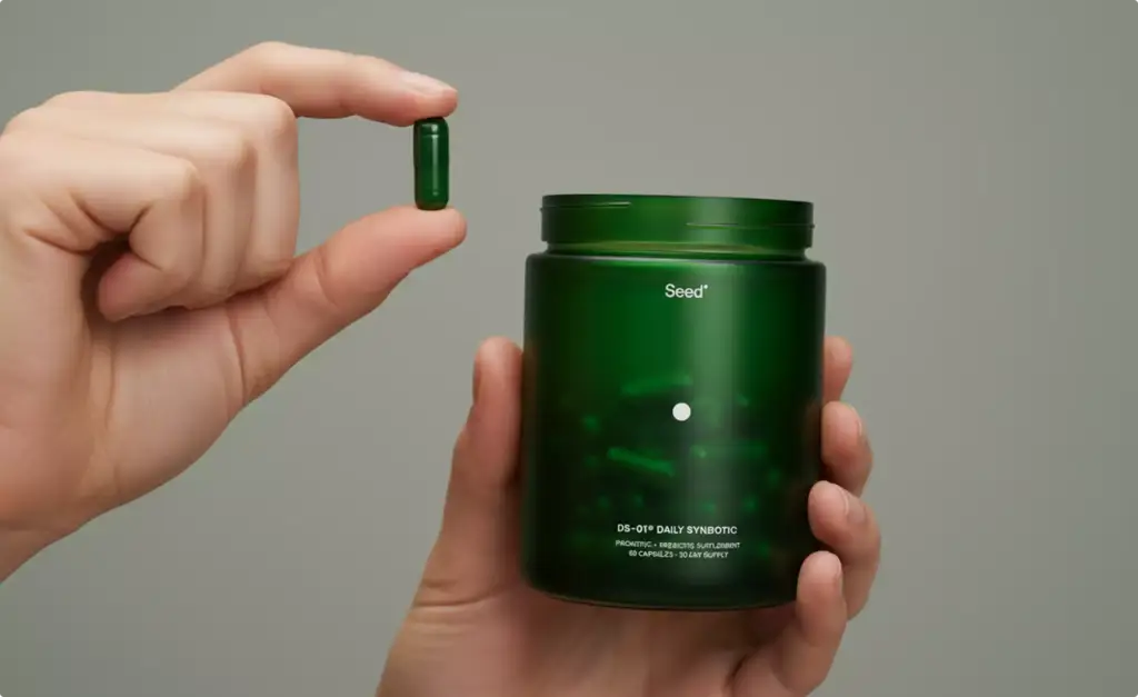 Hand met een groene capsule naast een open Seed-supplementenpot op neutrale achtergrond, verpakkingsontwerp voor supplementen