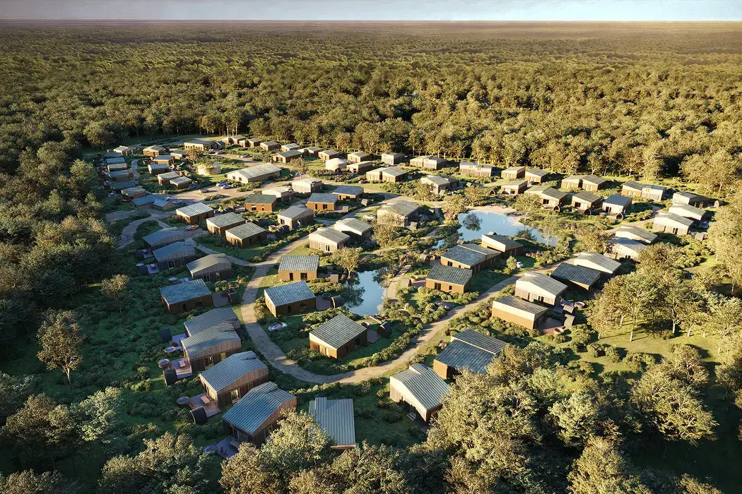 Luchtperspectief-render van een verspreid gebouwde wijk met tientallen lage woningen met gebogen metalen daken tussen bestaande bomen, een slingerende weg, twee vijvers in het midden van het plan en een aaneengesloten bos tot aan de horizon in laag avondlicht