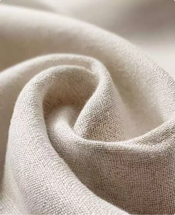 Primo piano di un tessuto beige intrecciato con piega morbida e tono neutro, tour 3D dell'appartamento