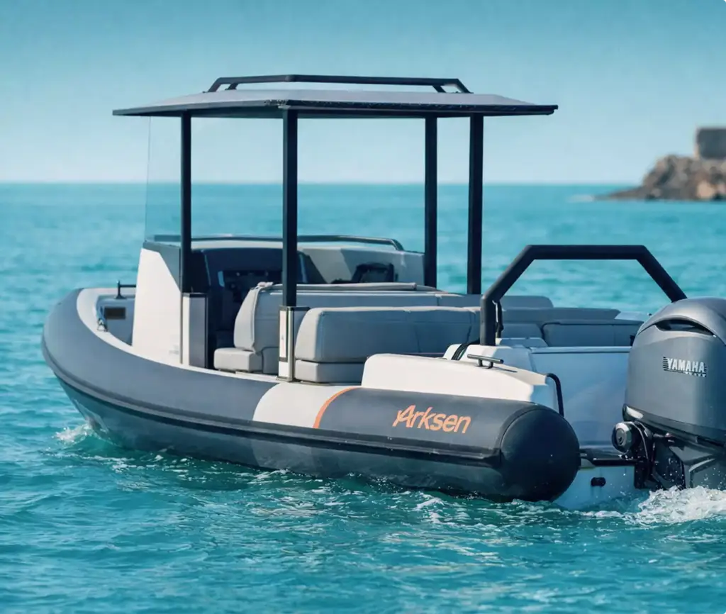 3D-bootvisualisatie van een RIB die over helder blauw water vaart