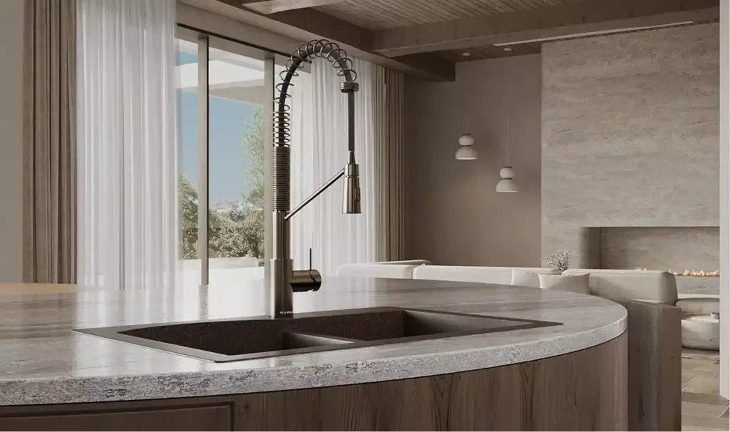 Cucina della casa in animazione 3D con lavello e isola curva accanto a tende, divano e camino