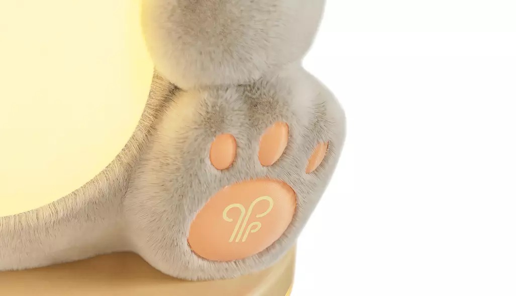 Render 3D de producto: primer plano de la pata de la lamparita de peluche con el mando iluminado sobre la base redonda
