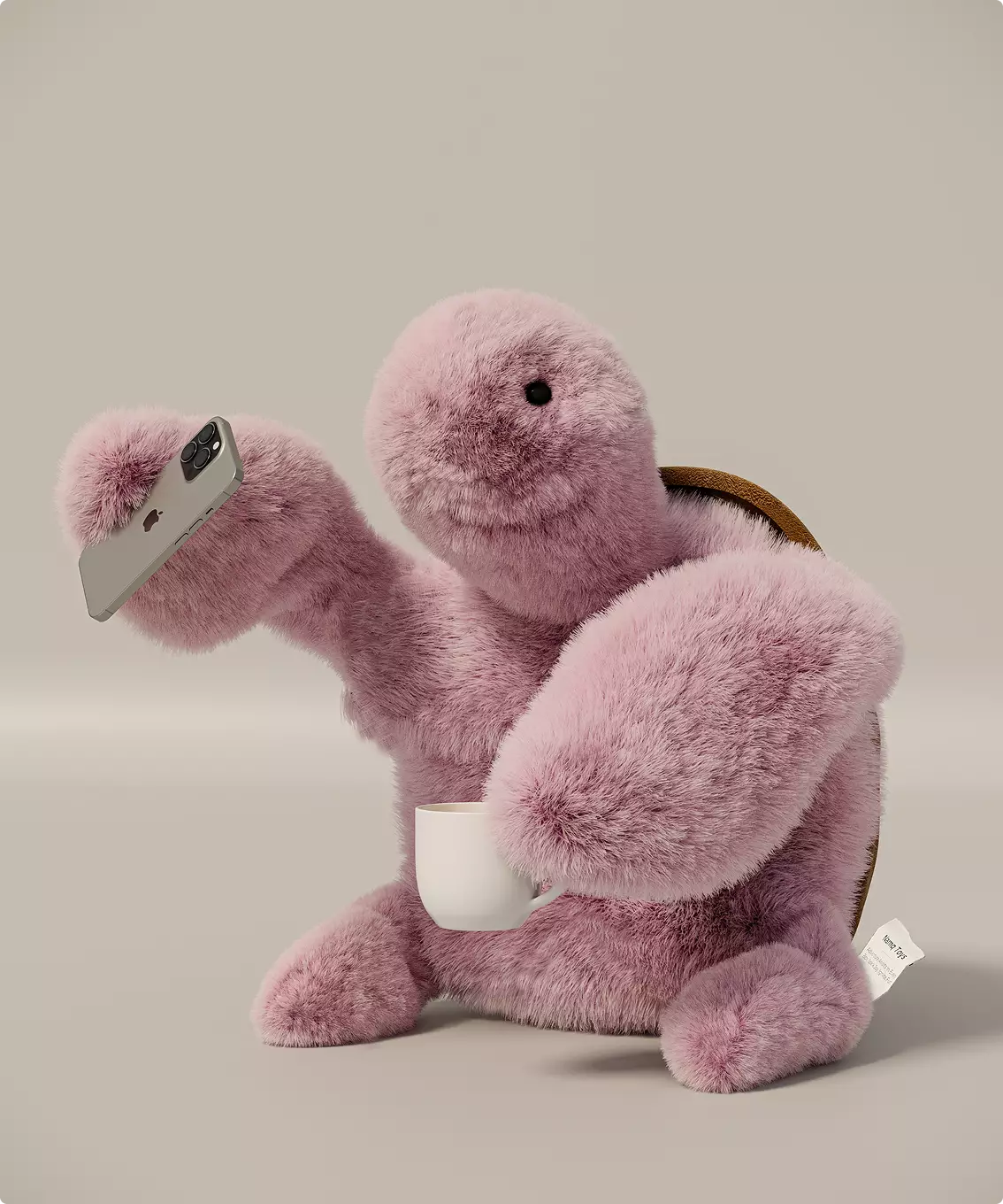 Render 3D de producto de un peluche tortuga rosa que sostiene un móvil y una taza, con textura suave y caparazón marrón