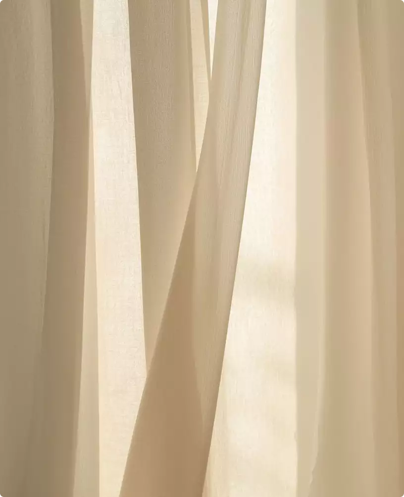 Servicios de render 3D de producto: cortinas beige suaves con la luz atravesando los pliegues de la tela