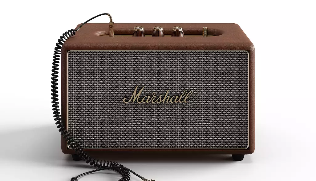 Servicios de render 3D de producto: altavoz Marshall marrón con rejilla texturizada y cable en espiral sobre fondo blanco