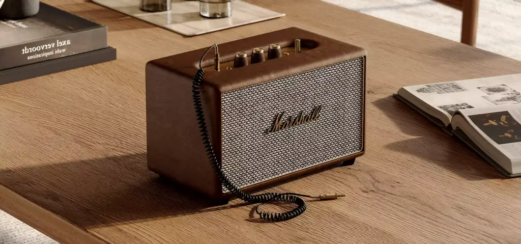 Servicios de render 3D de producto: altavoz Marshall sobre una mesa de madera con libros y vasos de cristal