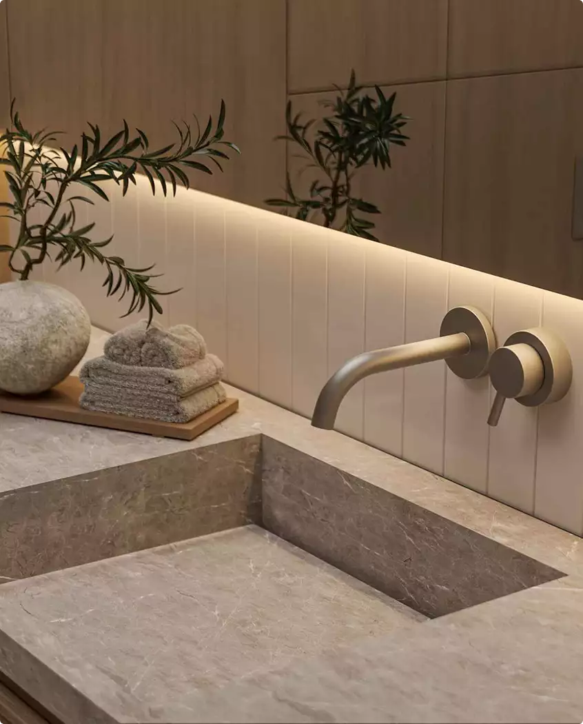 Dettaglio del lavabo del bagno con catino in pietra, rubinetto a parete, asciugamani piegati e luce morbida, tour 3D dell'appartamento