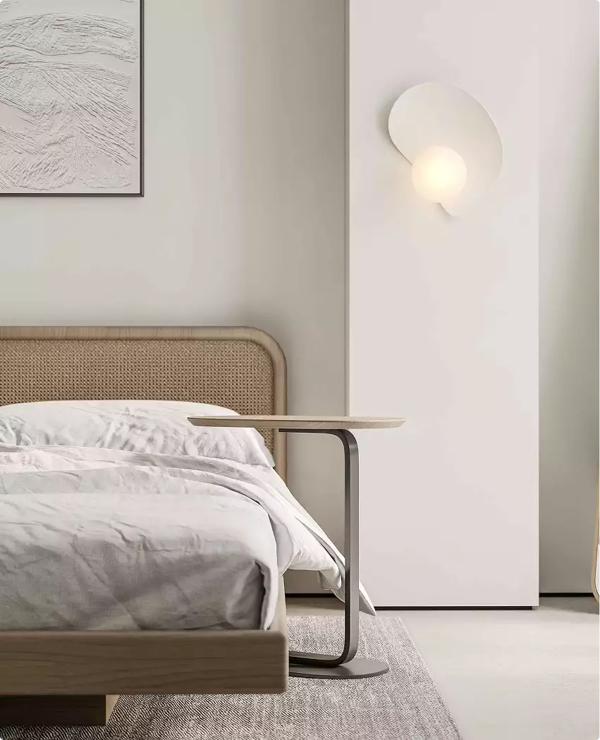 Angolo della camera con letto imbottito, tavolino, applique e tonalità neutre, tour 3D dell'appartamento