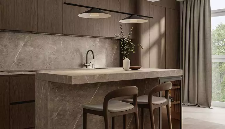 Isola cucina in pietra con sgabelli in legno, lampade a sospensione e finestra alta, tour 3D dell'appartamento