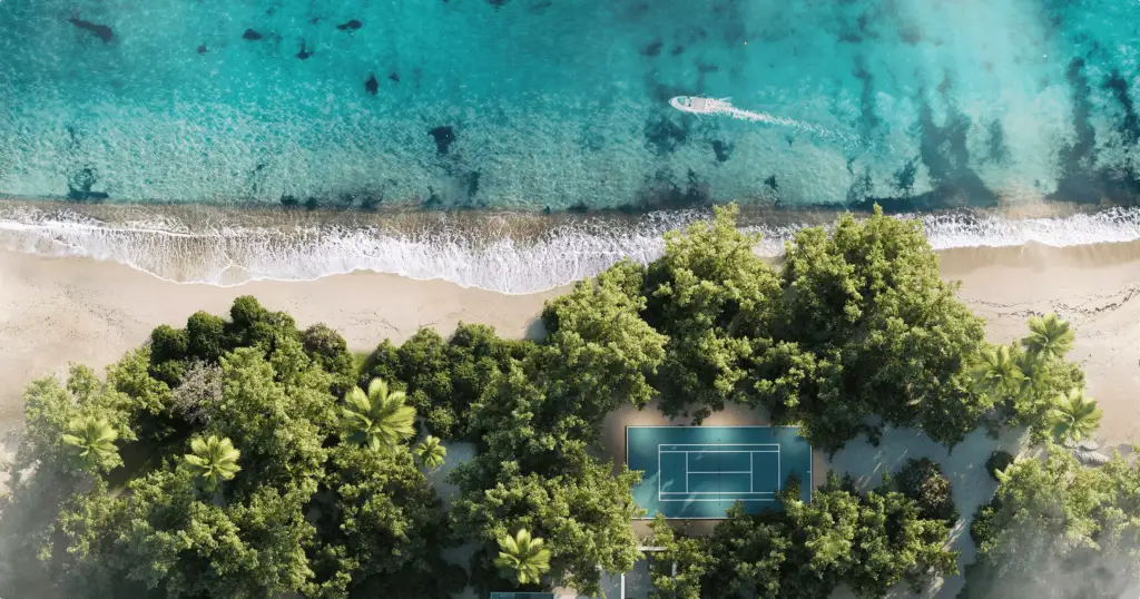 Vogelvluchtrender voor hotelmarketing met strand, turquoise zee, boot, bomen en tennisbaan