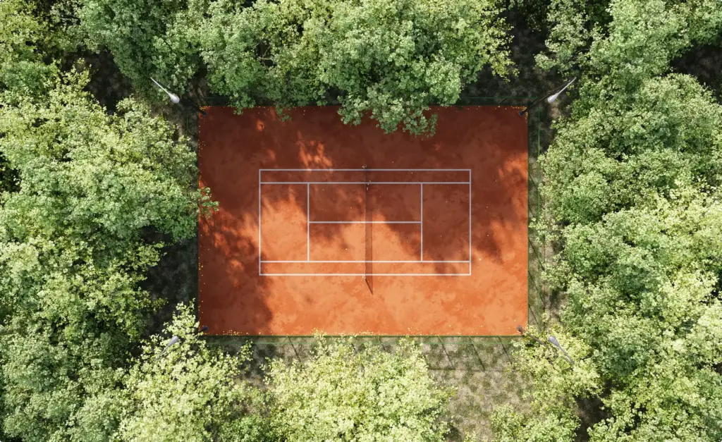 Render aereo del campo da tennis in terra battuta circondato da alberi e torri faro dell