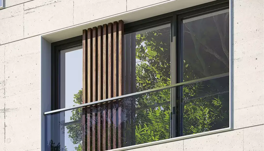Detalle de fachada de apartamentos con una gran ventana, listones de madera y un balcón de vidrio