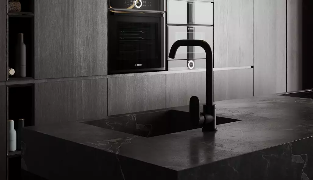 Appartementrender van een zwart marmeren keukeneiland met spoelbak en kraan, houten kasten met ingebouwde oven en magnetron