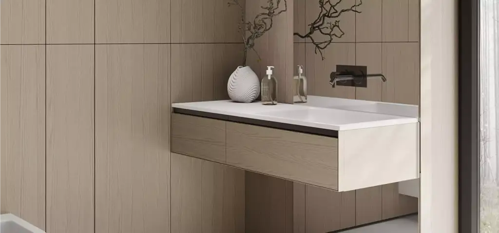 Rendering di appartamento: mobile bagno minimalista con pannelli in legno, miscelatore a parete e vaso decorativo