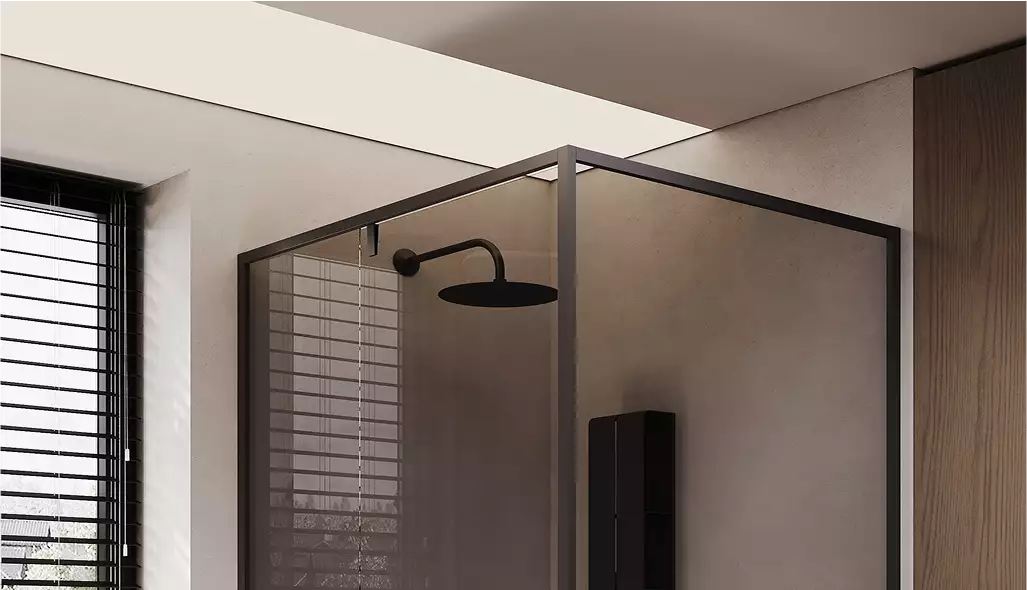 Rendering di appartamento: bagno moderno con box doccia in vetro, soffione a pioggia nero e pareti neutre