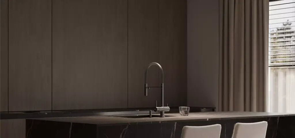 Rendering di appartamento: isola cucina moderna con ante in legno scuro, piano in marmo e miscelatore alto