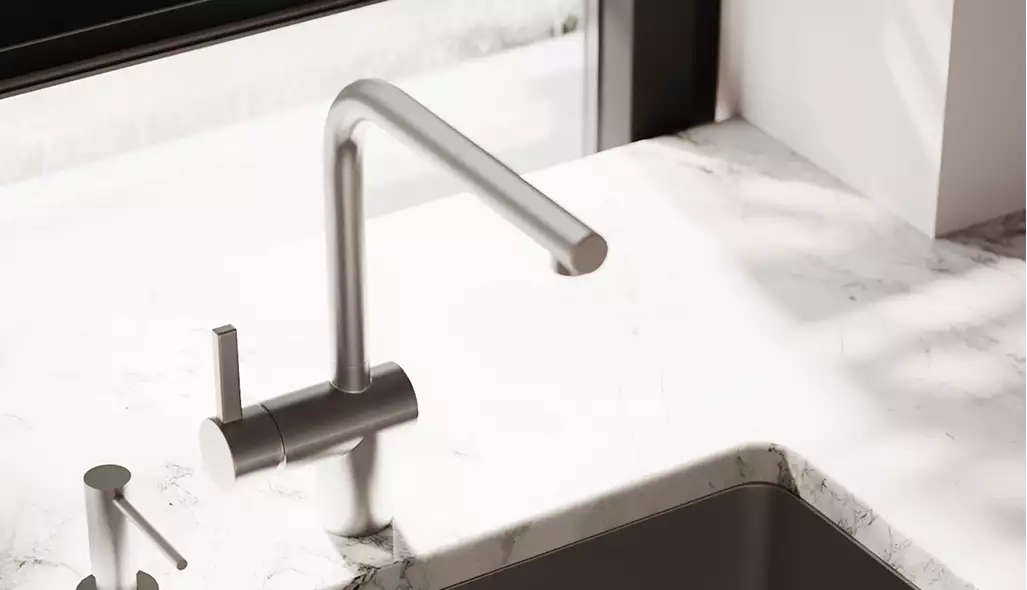 Rendering di appartamento: lavello da cucina moderno con piano in marmo e miscelatore in metallo spazzolato vicino alla finestra