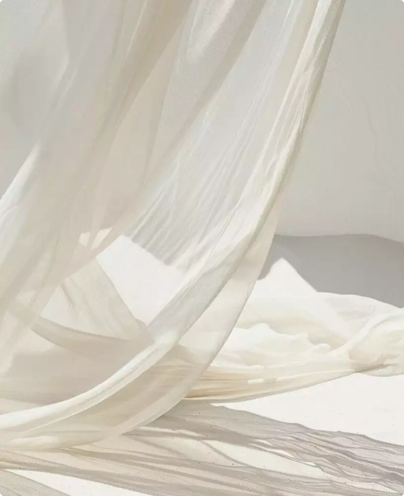 Rendering di appartamento: tenda bianca trasparente mossa dalla luce morbida che disegna ombre delicate