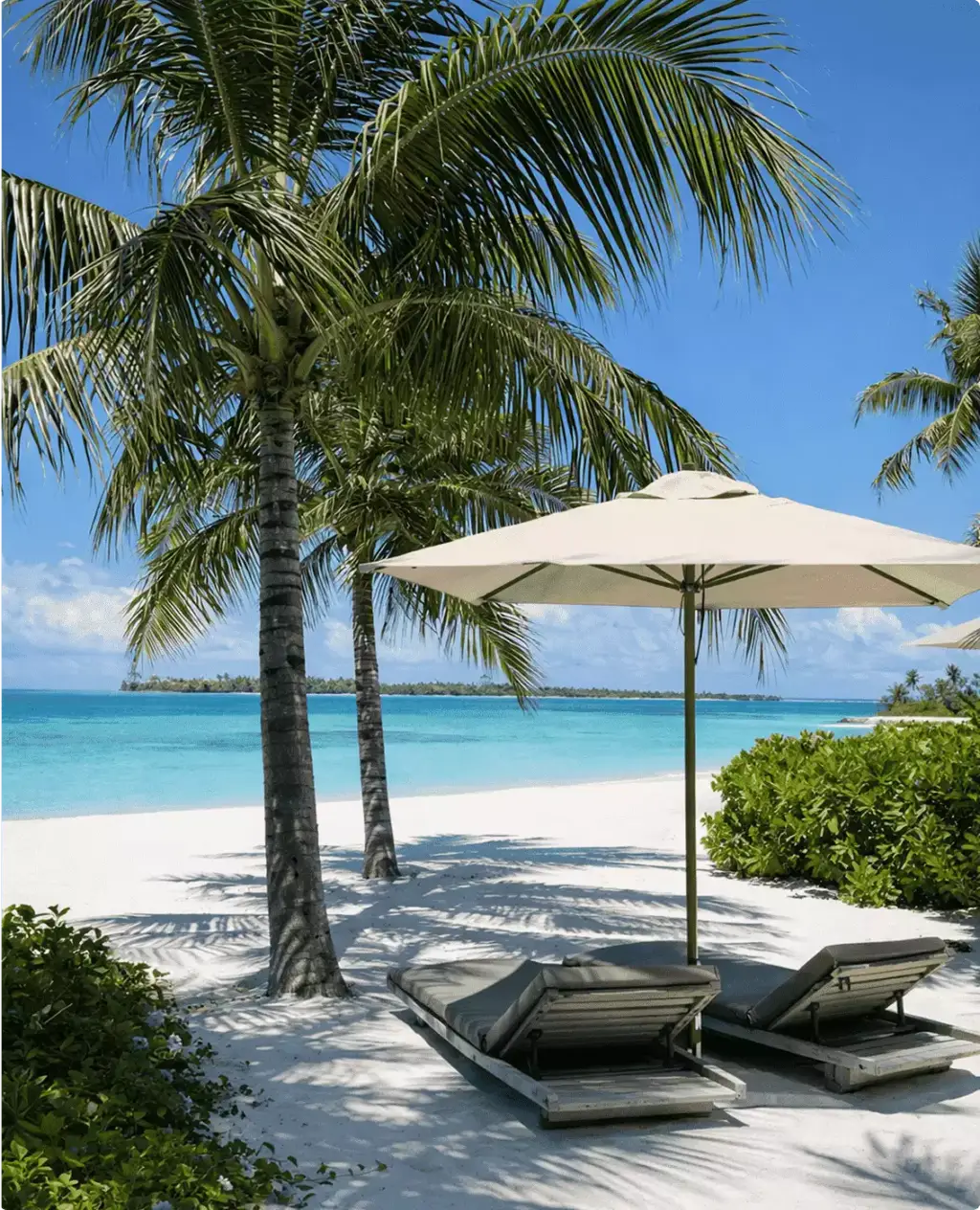 Strandrender voor hotelmarketing met ligbedden, parasol, palmen, wit zand en turquoise water