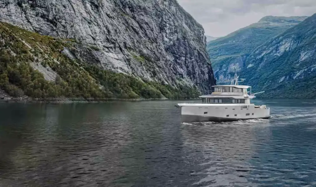 3D-bootrender van een wit jacht dat door een fjord vaart tussen steile rotswanden