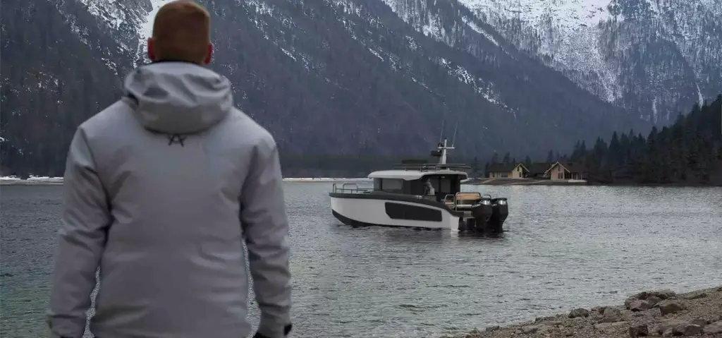 3D-bootvisualisatie van een kajuitboot op een bergmeer met besneeuwde hellingen en huizen aan de oever