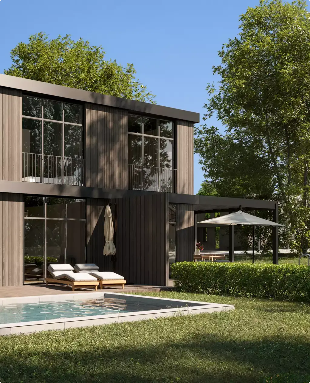 Esterno di casa contemporanea con facciata in legno, grandi vetrate, terrazza con piscina e lettini nel giardino curato