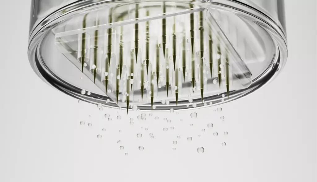 Aplicador de microagujas transparente con gotas de sérum en suspensión, render de packaging cosmético
