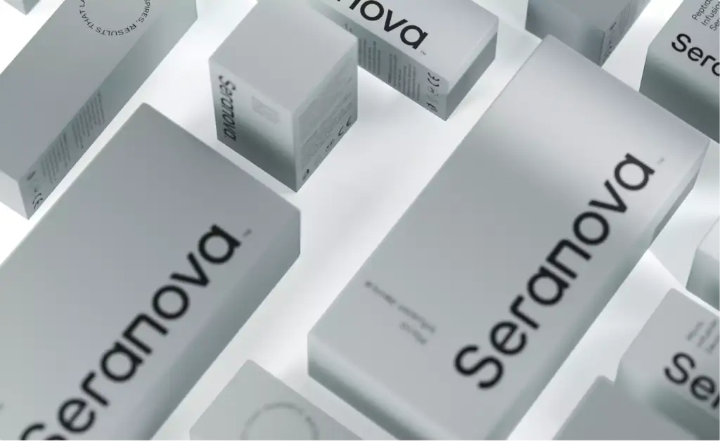Cajas minimalistas de skincare con tipografía marcada dispuestas en diagonal, render de packaging cosmético