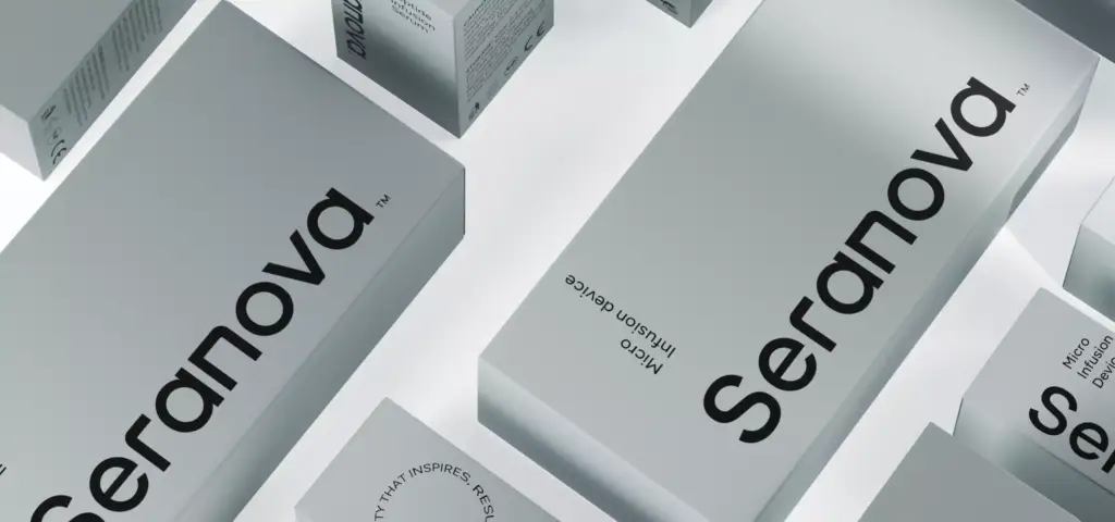 Design del packaging cosmetico: astucci skincare minimalisti con una tipografia di brand decisa.