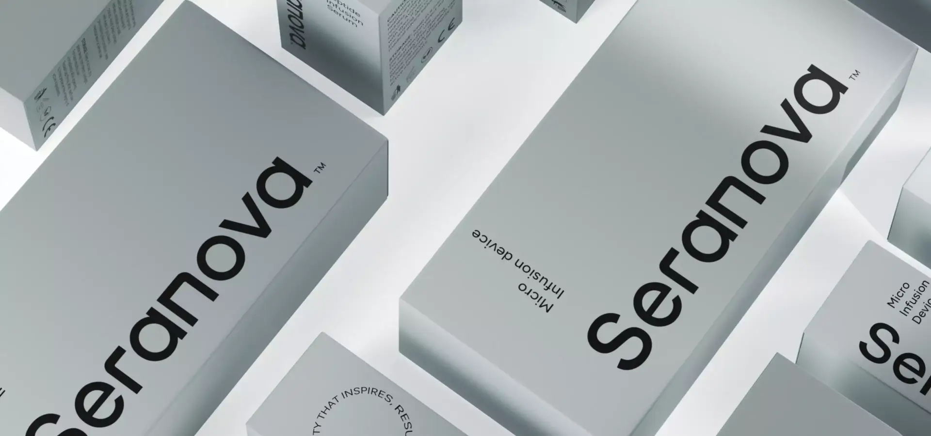 Cajas minimalistas de skincare con tipografía de marca marcada, render de packaging cosmético