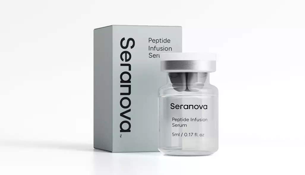 Vial de sérum de infusión de péptidos junto a una caja minimalista de skincare, render de packaging cosmético