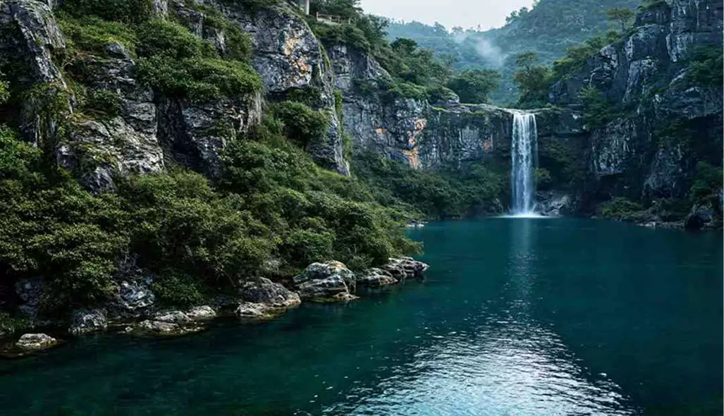 Referencia de render exterior de casa con cascada, lago azul en calma y acantilados verdes y rocosos