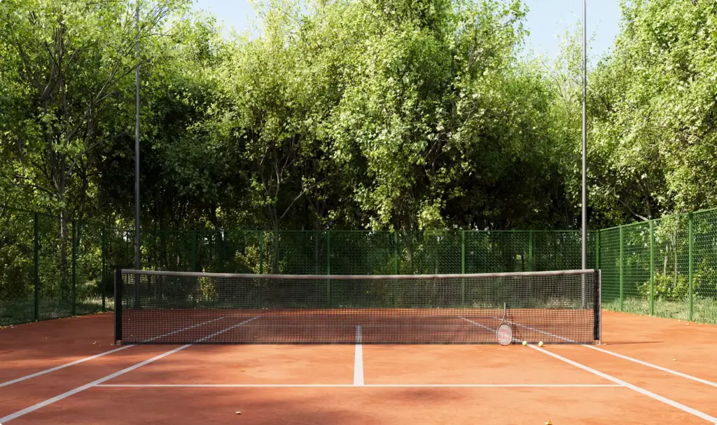 Campo in terra battuta con fondale di alberi, recinzione, rete e racchetta appoggiata sul manto di gioco.