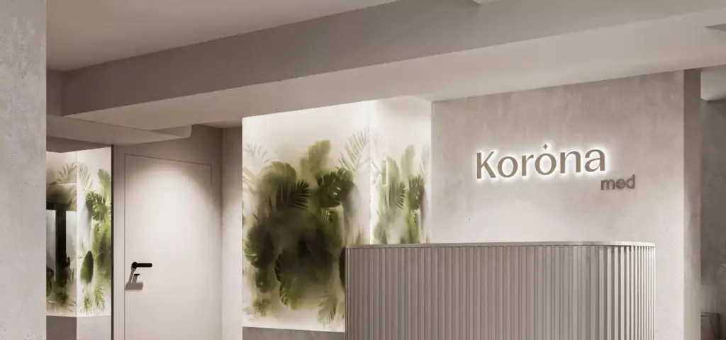 Rendering di interni del centro medico con reception, parete retroilluminata con logo e murale botanico