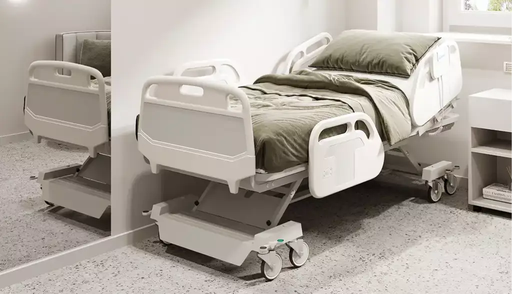 رندر لسرير مريض قابل للتعديل بجانب مرآة في غرفة إفاقة مشرقة