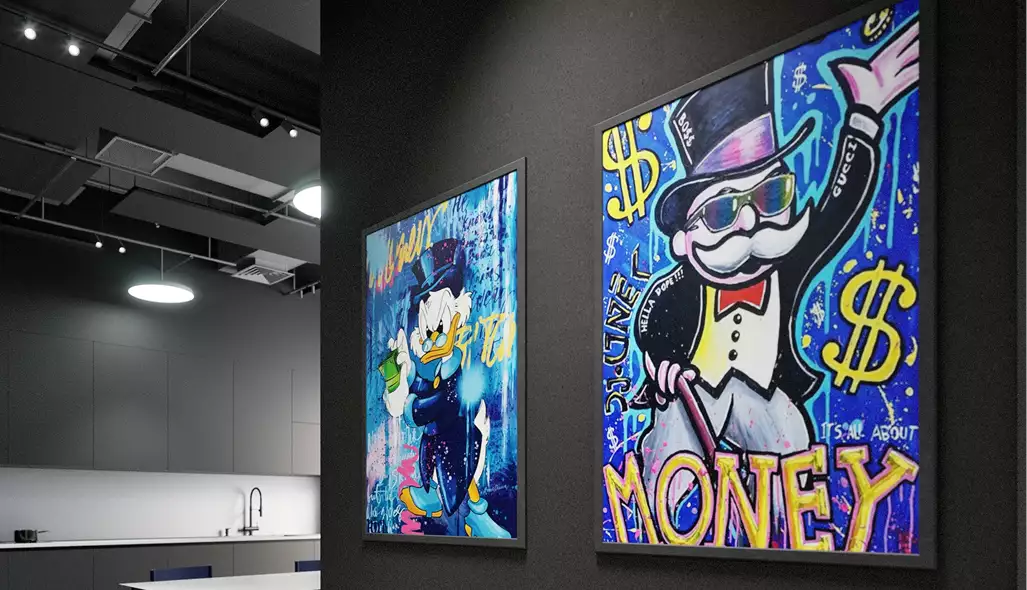 Kantoorinterieurvisualisatie van kleurrijke popartschilderijen aan een donkere wand in een moderne kantoorlounge
