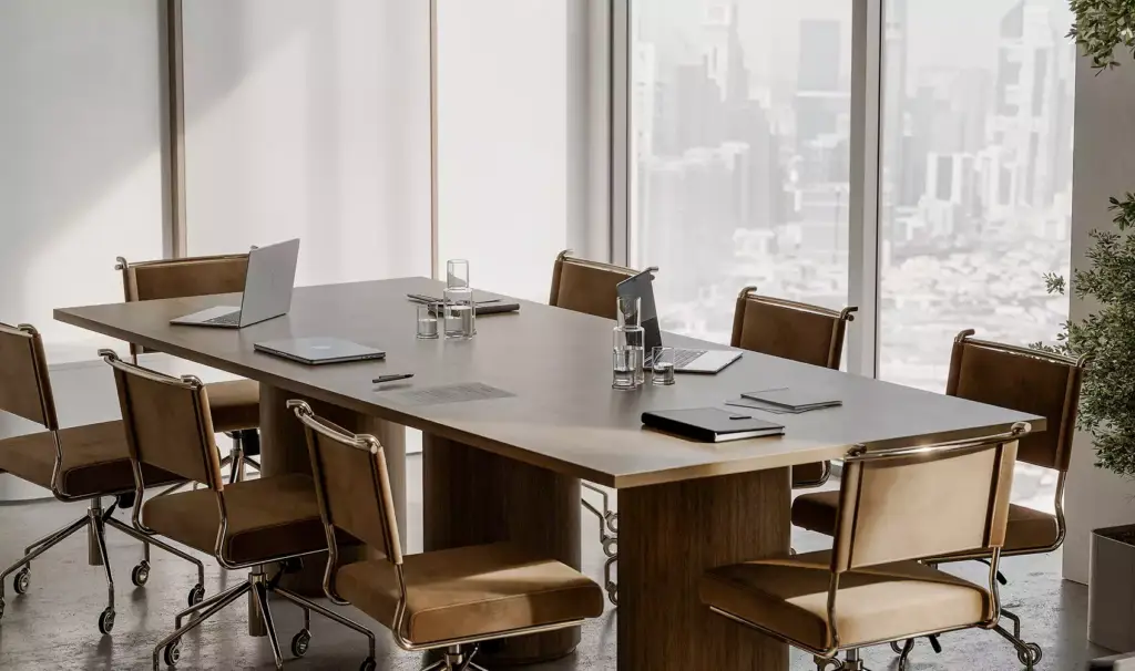 Interieurrondleiding door een vergaderruimte met leren stoelen, houten tafel, laptops en ramen met stadszicht