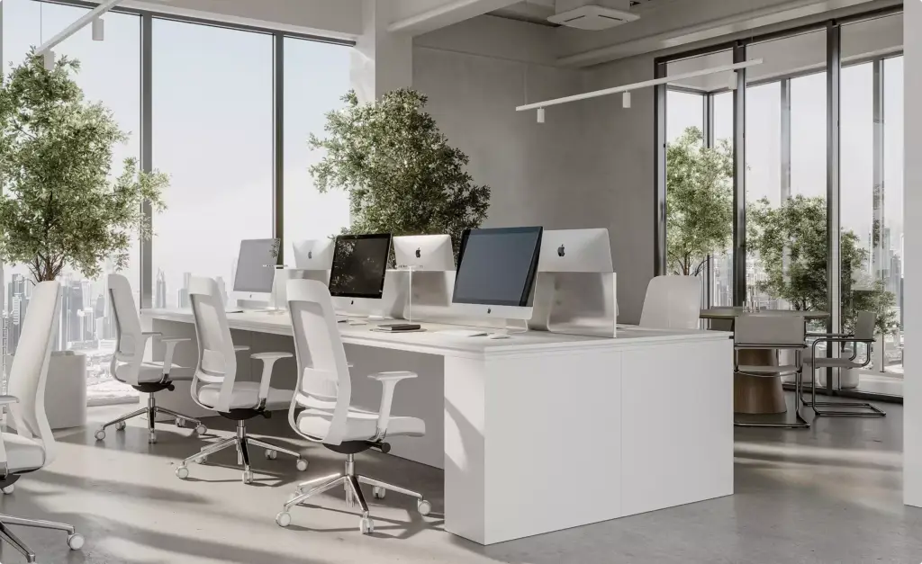 Walkthrough van een lichte open werkvloer met witte bureaus, monitoren en ramen met stadszicht