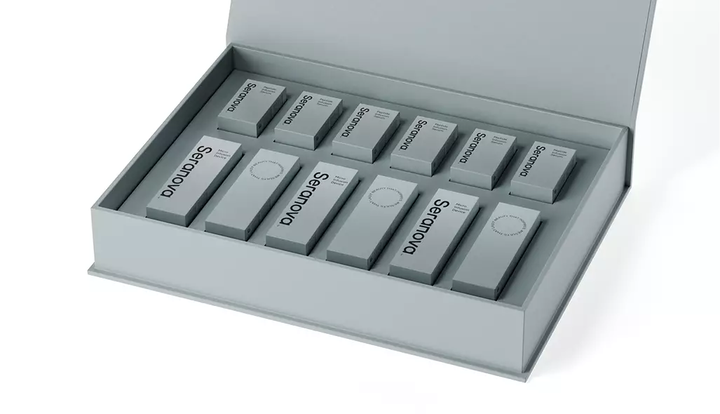 Caja regalo de skincare abierta con varias cajas de producto minimalistas dentro, render de packaging cosmético