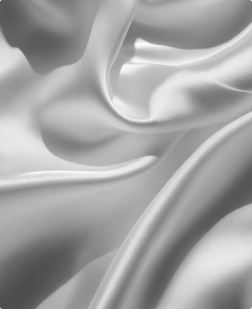 Fondo de tejido de raso blanco con pliegues suaves para render de packaging cosmético